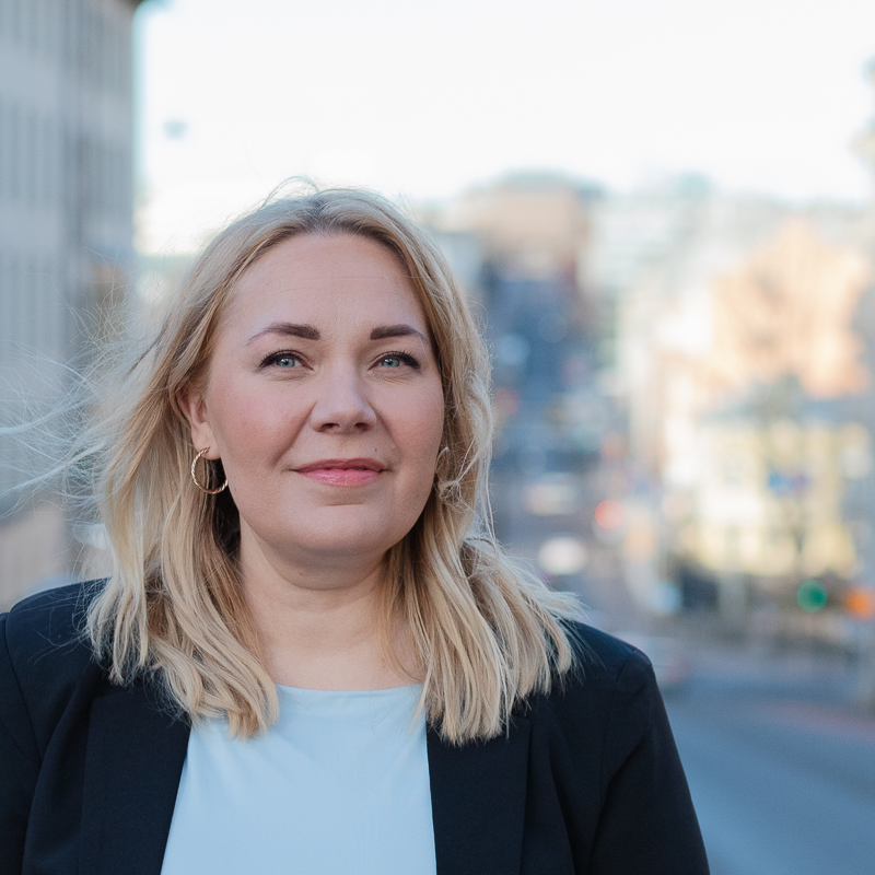 Heidi 2025-800x800 Heidi Kaskenmäellä auringonpaistaessa taustalla