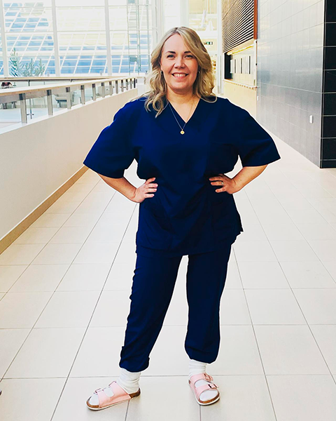 Heidi sairaalan käytävällä hymyssäsuin